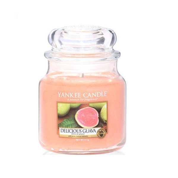 Aromātiskā svece Yankee Candle Medium Jar Delicious Guava 411 g cena un informācija | Sveces un svečturi | 220.lv