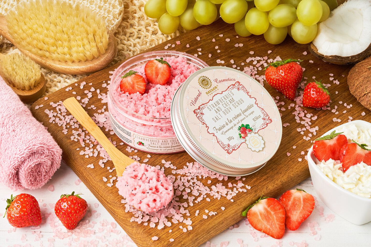 Dāvanu komplekts (ķermeņa jogurts 200g + sāls ķermeņa skrubis 300g + dušas želeja 200ml + vannas bumba 145g) STRAWBERRIES AND CREAM Saules Fabrika cena un informācija | Ķermeņa skrubji | 220.lv