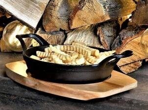 Fissman чугунная сковорода с ручками и деревяной подставкой, 18 x 4,5 см цена и информация | Формы, посуда для выпечки | 220.lv