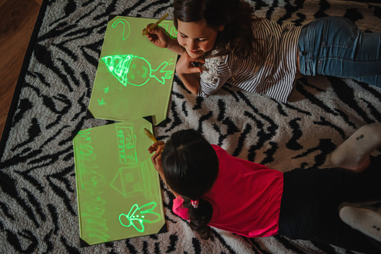 A4 izmēra tāfele - Kids Light Drawing Board - kvēlojoša tumšā neona efekta interaktīvajā spēlē cena un informācija | Attīstošās rotaļlietas | 220.lv