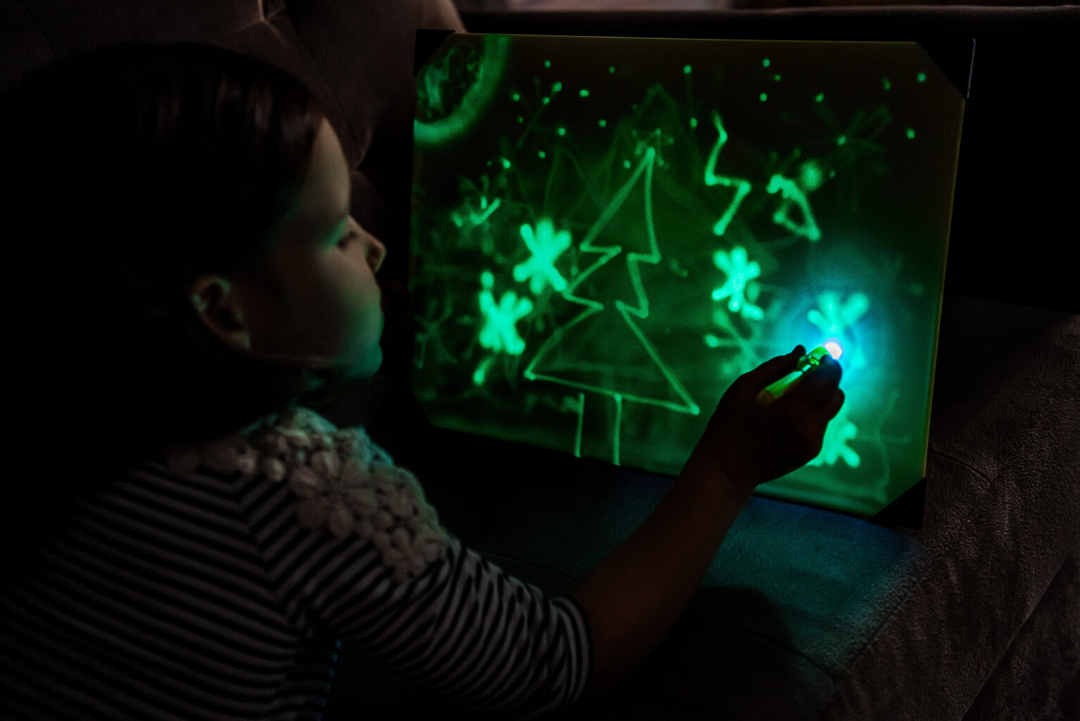 A4 izmēra tāfele - Kids Light Drawing Board - kvēlojoša tumšā neona efekta interaktīvajā spēlē cena un informācija | Attīstošās rotaļlietas | 220.lv