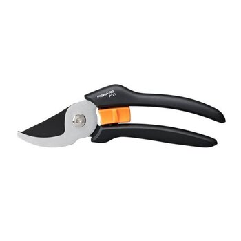 Секатор плоскостной Fiskars Solid P121 цена и информация | Садовые инструменты | 220.lv