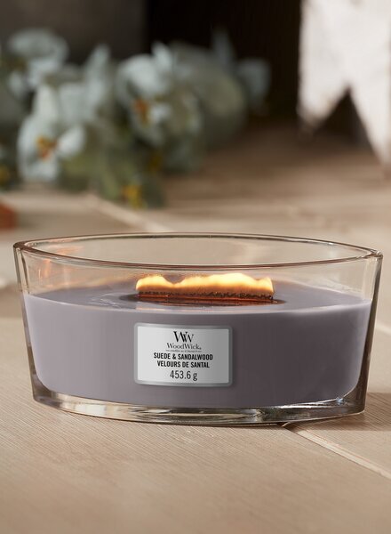 WoodWick aromātiska svece Suede & Sandalwood, 453,6 g cena un informācija | Sveces un svečturi | 220.lv