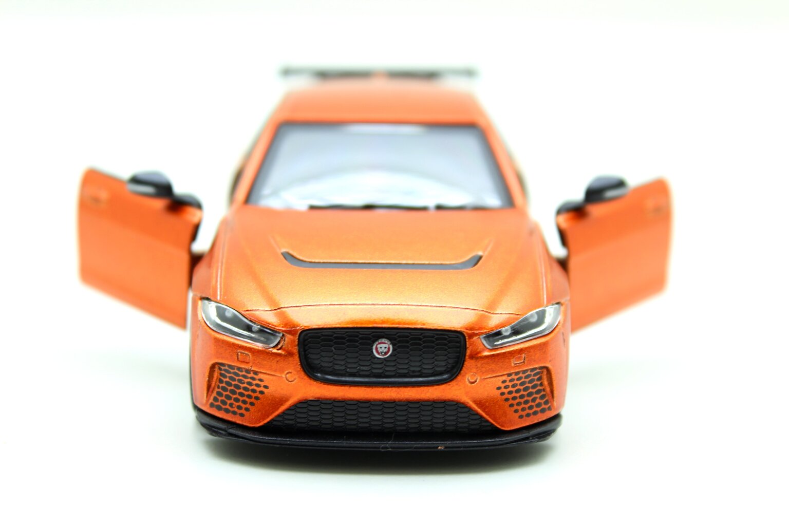 Automašīnas modelis Kinsmart Jaguar XE SV Project 8 cena un informācija | Rotaļlietas zēniem | 220.lv