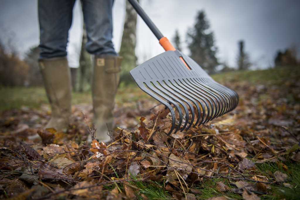 Fiskars lapu grābeklis Solid L 1003465 cena un informācija | Dārza instrumenti | 220.lv