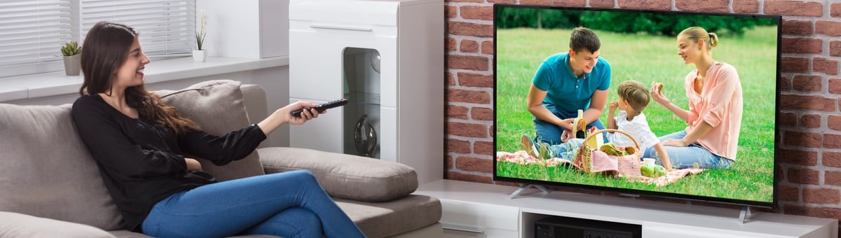 sievietei patik skatities uz Samsung televizora smart tv majas