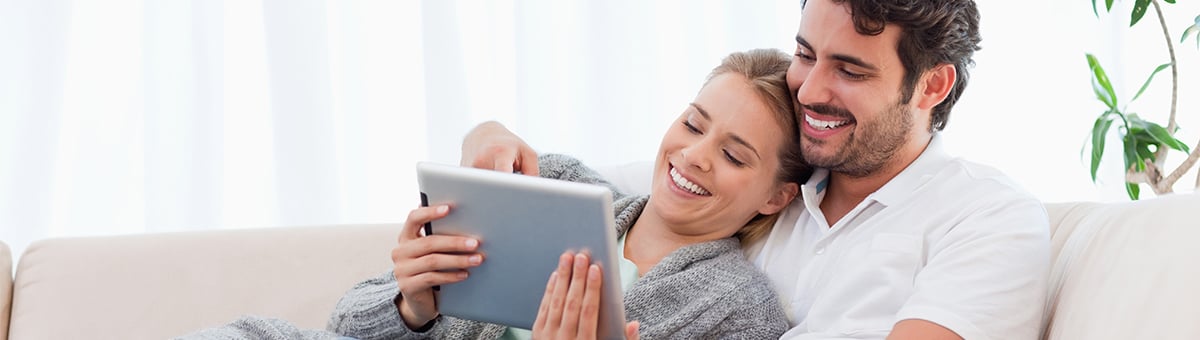 мужчина и женщина пользуются планшетным компьютером
