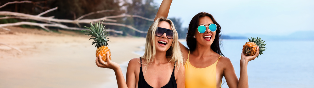 dievas sievietes ar brillem peldkostimos pludmale bauda vasaras iedegumu