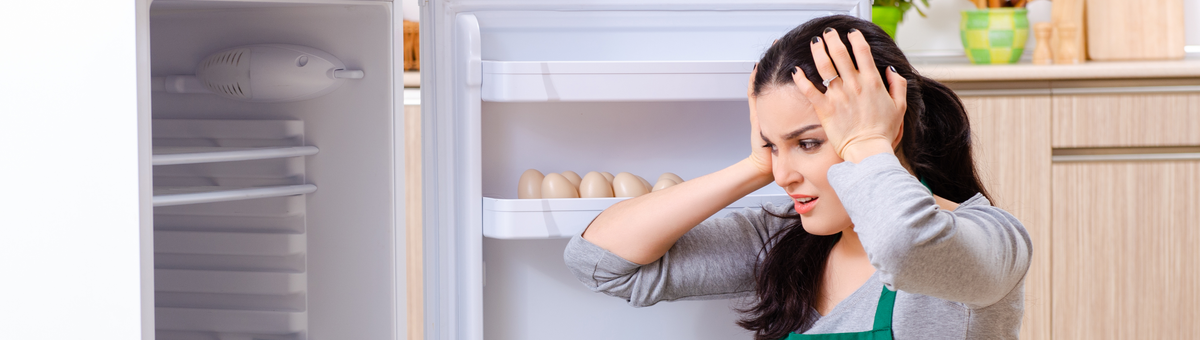 женщина боится сломанного холодильника