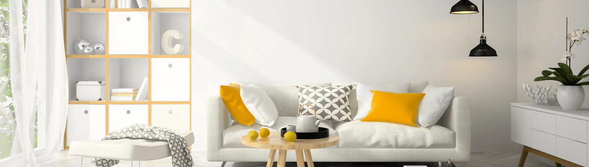 kosi dzeltena viesistaba ar divanu, skapi, galdu un moderniem piekarinamiem gaismekliem melna krasa