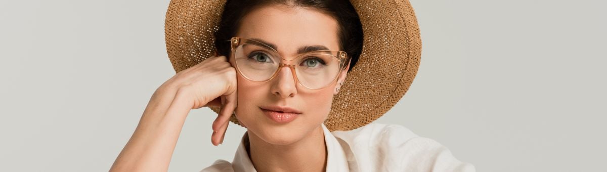 sieviete modernajas brilles