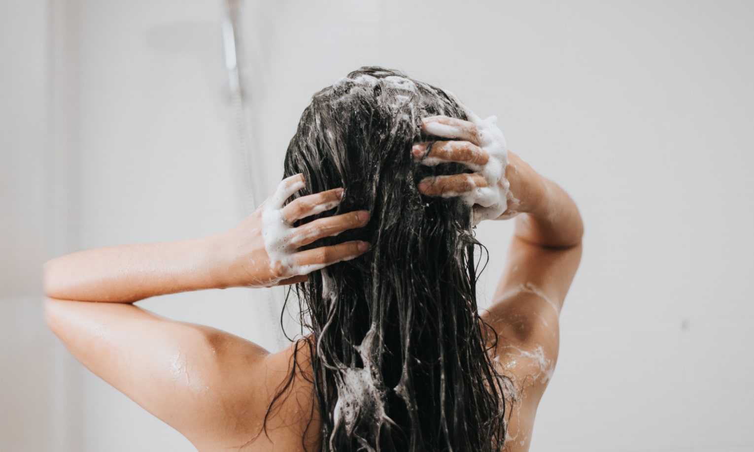 sieviete mazga matus ar sampuni bez sulfatiem